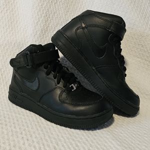 Nike Force 1 Mid LE Little Kids' Shoe 2Y